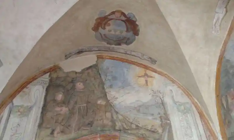 Disc with an angel with six-wings on a ceiling